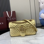 ‼ ️"Avec un ensemble complet d'emballage d'origine en boîte rouge"‼ ️【Nouveautés】 Du cuir miroir aux cristaux étincelants et au velours élégant, Gucci célèbre la saison des cadeaux avec une variété de pièces. Ajoutez une touche de piquant à votre look avec une sélection de sacs emblématiques de la marque. Cuir métallisé doré Quincaillerie rétro en or palladium brillant Doublure en lin de coton rouge Poche intérieure à fermeture éclair double G La sangle en chaîne coulissante peut être utilisée comme bandoulière (55 cm de haut) ou comme poignée supérieure (30 cm de haut). Poids du couvercle rabattable à boucle à ressort : environ 0,648 kg Modèle : 443497. Dimensions : 26cm (largeur) x 15cm (hauteur) x 7cm (profondeur) Couleur : cuir doré/cuir d'origine. Fabriqué en Italie 1 ‼ ️ »Avec un ensemble complet d’emballage d’origine en boîte rouge »‼ ️【Nouveautés】 Du cuir miroir aux cristaux étincelants et au velours élégant, Gucci célèbre la saison des cadeaux avec une variété de pièces. Ajoutez une touche de piquant à votre look avec une sélection de sacs emblématiques de la marque. Cuir métallisé doré Quincaillerie rétro en or palladium brillant Doublure en lin de coton rouge Poche intérieure à fermeture éclair double G La sangle en chaîne coulissante peut être utilisée comme bandoulière (55 cm de haut) ou comme poignée supérieure (30 cm de haut). Poids du couvercle rabattable à boucle à ressort : environ 0,648 kg Modèle : 443497. Dimensions : 26cm (largeur) x 15cm (hauteur) x 7cm (profondeur) Couleur : cuir doré/cuir d’origine. Fabriqué en Italie