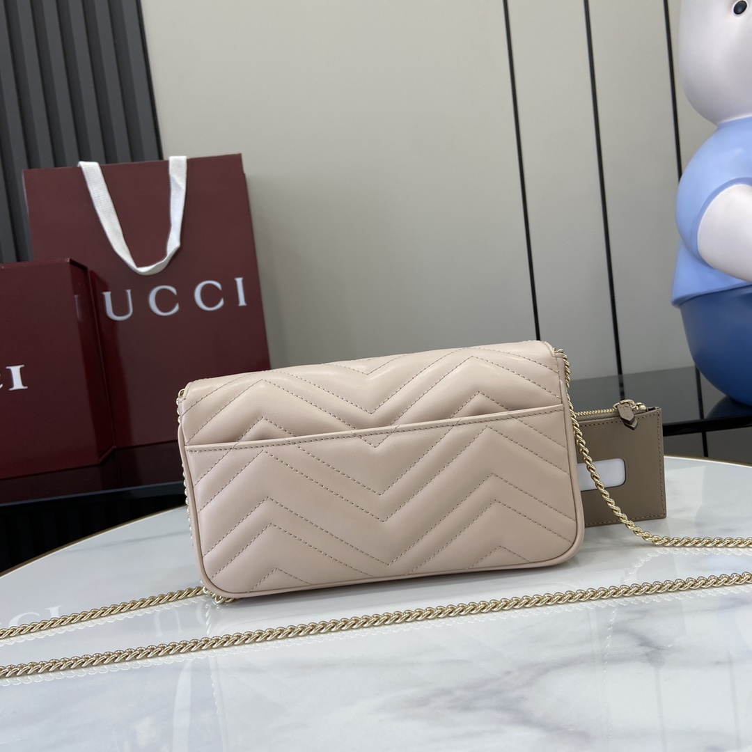 Gucci 这款GG Marmont系列迷你手袋采用浅粉色V型皮革匠心制作 这款配饰采用 双G配件细节