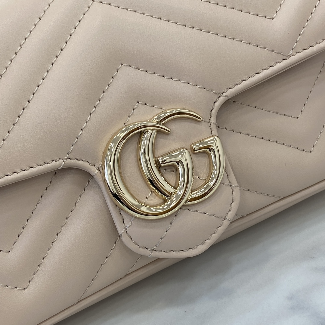 Gucci 这款GG Marmont系列迷你手袋采用浅粉色V型皮革匠心制作 这款配饰采用 双G配件细节
