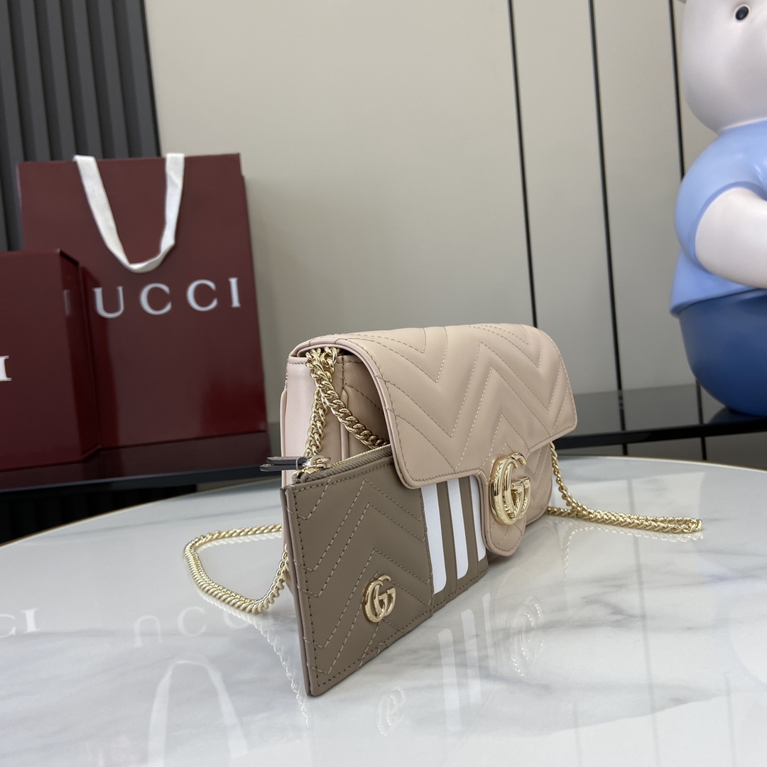 Gucci 这款GG Marmont系列迷你手袋采用浅粉色V型皮革匠心制作 这款配饰采用 双G配件细节