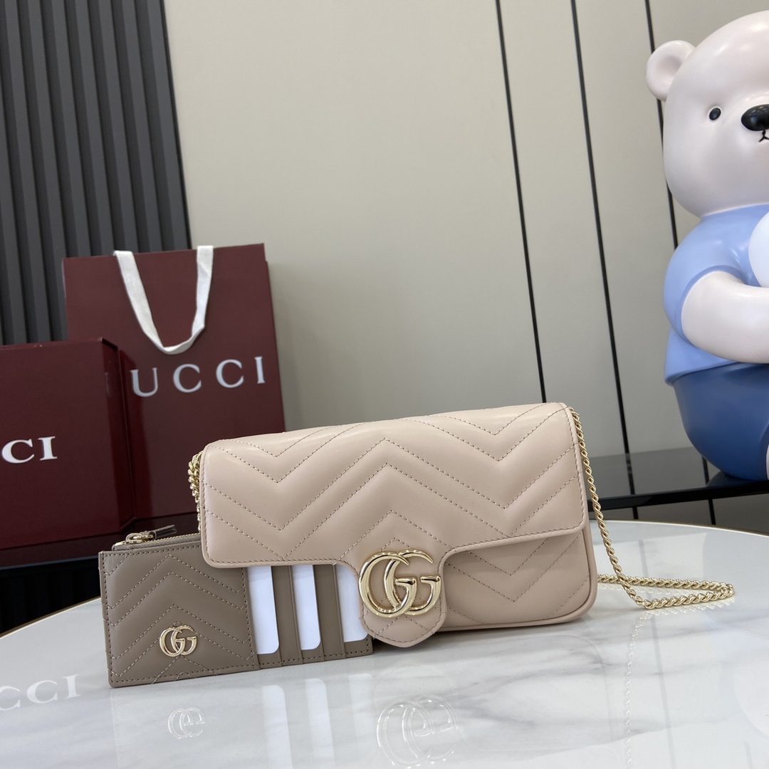 Gucci 这款GG Marmont系列迷你手袋采用浅粉色V型皮革匠心制作 这款配饰采用 双G配件细节