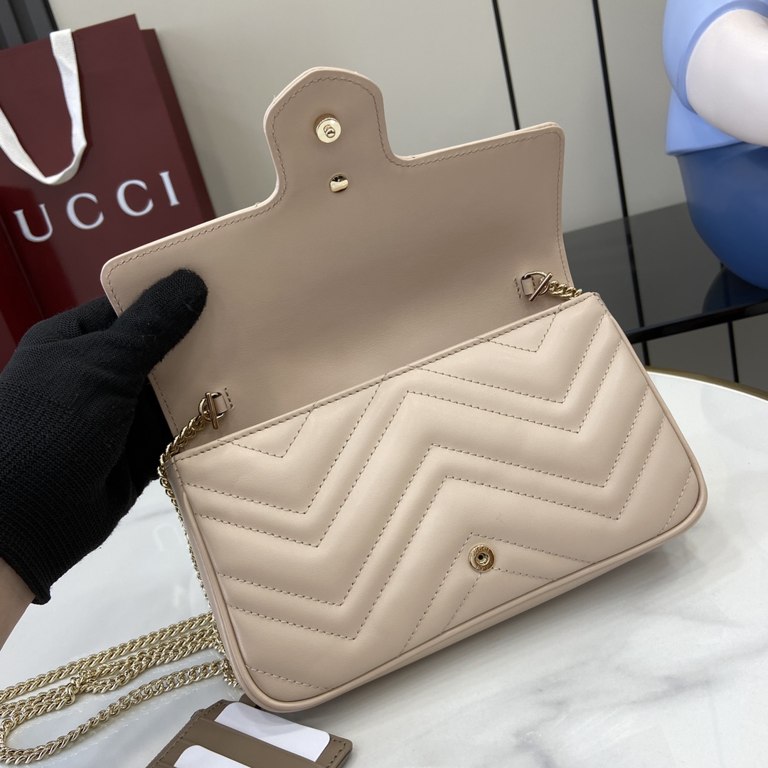 Gucci 这款GG Marmont系列迷你手袋采用浅粉色V型皮革匠心制作 这款配饰采用 双G配件细节