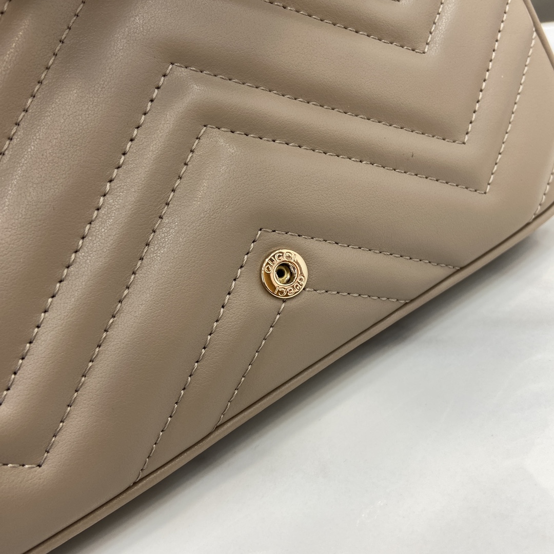 Gucci GG Marmont系列饰有20世纪70年代首次推出的典藏双G标识 并已成为品牌标志性的系列之一