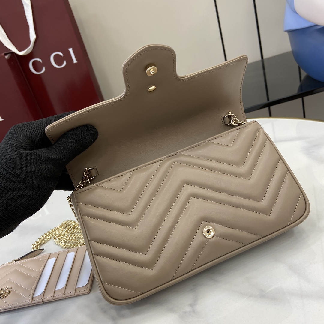Gucci GG Marmont系列饰有20世纪70年代首次推出的典藏双G标识 并已成为品牌标志性的系列之一