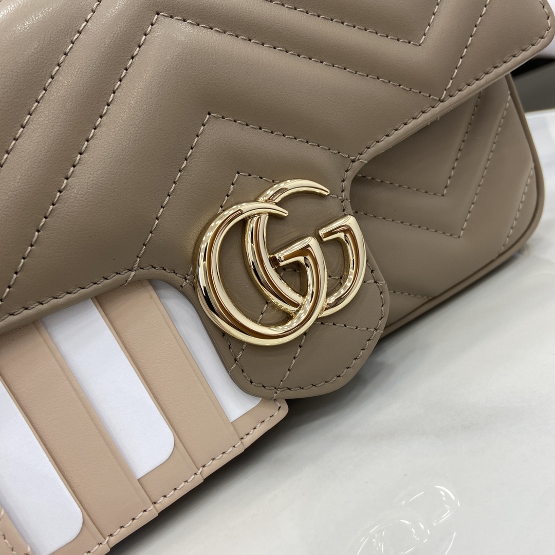Gucci GG Marmont系列饰有20世纪70年代首次推出的典藏双G标识 并已成为品牌标志性的系列之一
