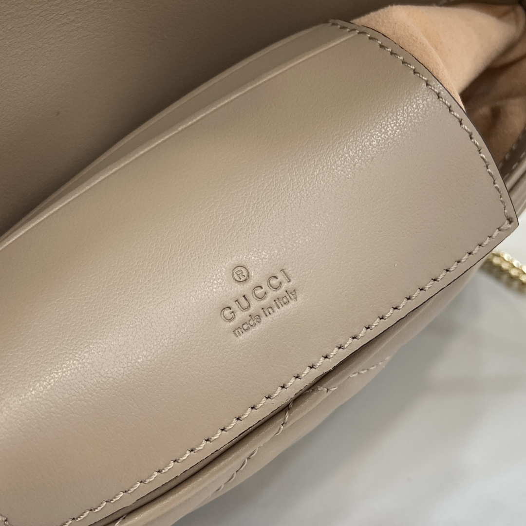Gucci GG Marmont系列饰有20世纪70年代首次推出的典藏双G标识 并已成为品牌标志性的系列之一