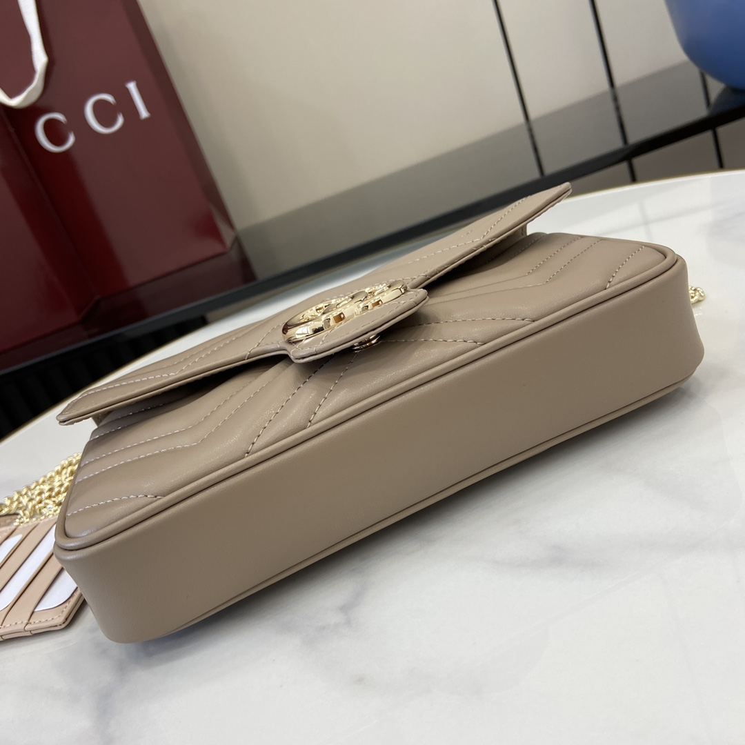 Gucci GG Marmont系列饰有20世纪70年代首次推出的典藏双G标识 并已成为品牌标志性的系列之一