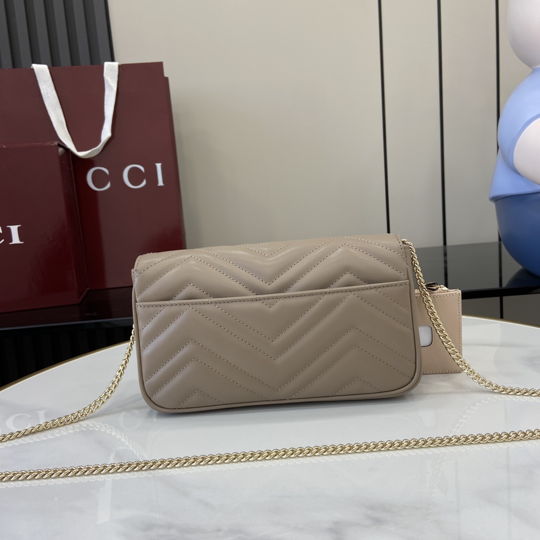 Gucci GG Marmont系列饰有20世纪70年代首次推出的典藏双G标识 并已成为品牌标志性的系列之一