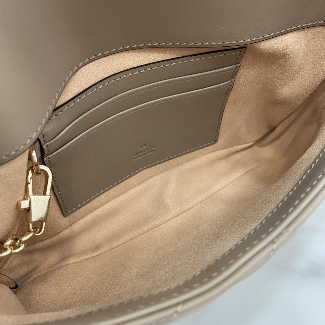 Gucci GG Marmont系列饰有20世纪70年代首次推出的典藏双G标识 并已成为品牌标志性的系列之一