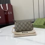 【Gucci】. 🔥"With full set of original green box packaging"🔥Ophidia series key bag. The Ophidia series continues to introduce new products, and this key bag made of GG Supreme canvas is one of its masterpieces. The GG logo evolved from the early Gucci diamond pattern that began in the 1930s. It was first used in the 1970s and has since become a representative element of the Gucci collection. Brown and brown pvcGG Supreme canvas, oatmeal leather trim, gold-tone hardware, moiré fabric lining, internal key hook fastening and zipper closure. Model: 772321. Dimensions: 7 (length) x 12.5 (width) x 1.5cm (thickness) Color: brown/pvc. 1 【Gucci】. 🔥”With full set of original green box packaging”🔥Ophidia series key bag. The Ophidia series continues to introduce new products, and this key bag made of GG Supreme canvas is one of its masterpieces. The GG logo evolved from the early Gucci diamond pattern that began in the 1930s. It was first used in the 1970s and has since become a representative element of the Gucci collection. Brown and brown pvcGG Supreme canvas, oatmeal leather trim, gold-tone hardware, moiré fabric lining, internal key hook fastening and zipper closure. Model: 772321. Dimensions: 7 (length) x 12.5 (width) x 1.5cm (thickness) Color: brown/pvc.