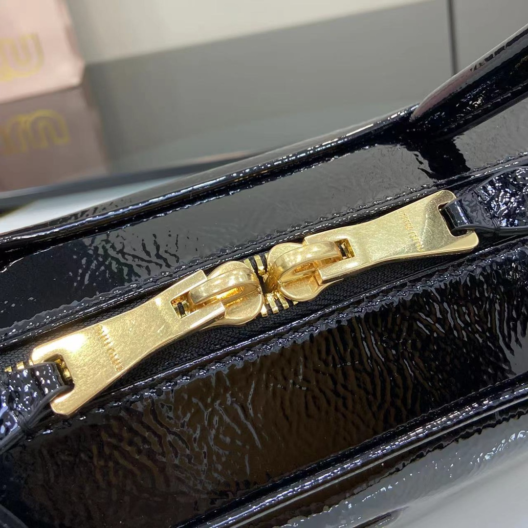 Miu Miu Beau Handbag: Chic Black Leather Shoulder Bag, 28cm - Perfect Size! 7 i1744915065 9284 0