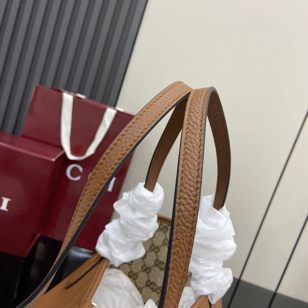 Gucci 新品一款包袋 两种风格 Totissima系列托特包演绎双面美学 一面粒面皮革