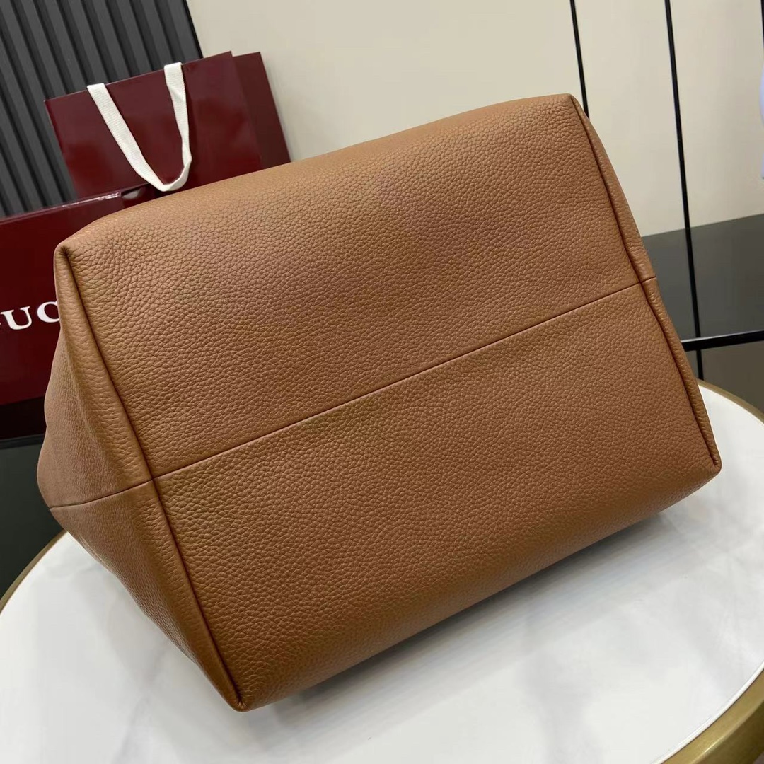 Gucci 新品一款包袋 两种风格 Totissima系列托特包演绎双面美学 一面粒面皮革