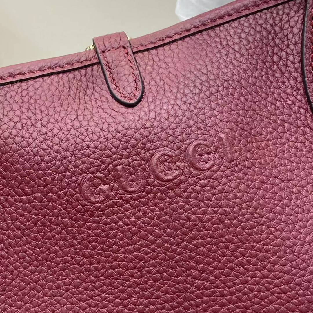 Gucci 新品一款包袋 两种风格 Totissima系列托特包演绎双面美学 一面粒面皮革