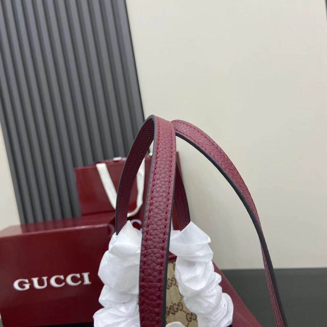 Gucci 新品一款包袋 两种风格 Totissima系列托特包演绎双面美学 一面粒面皮革
