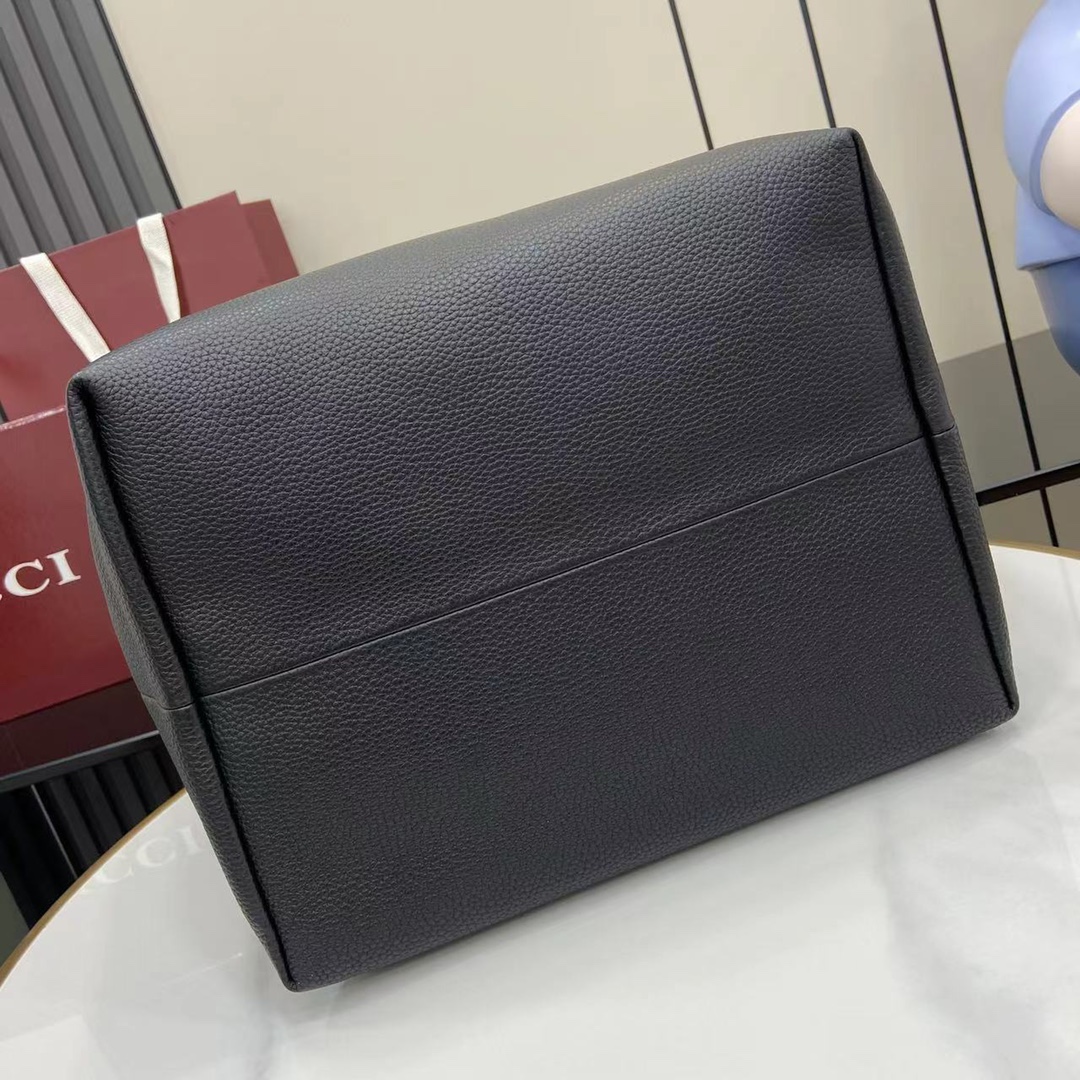 Gucci 新品一款包袋 两种风格 Totissima系列托特包演绎双面美学 一面粒面皮革