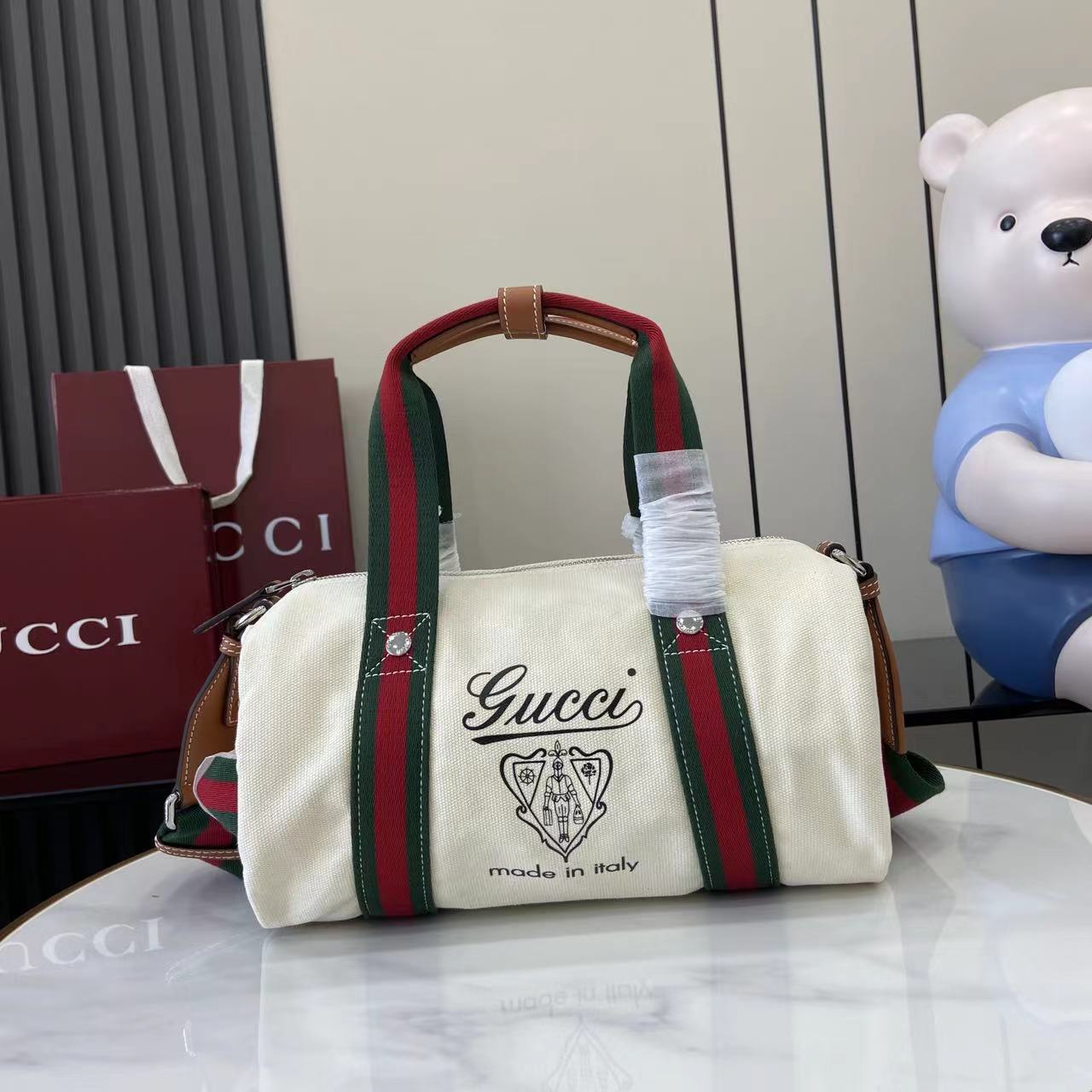 Gucci 新品以自由、活力与社群为主题 2025春夏系列焕新呈献多款旅行单品和男士包袋