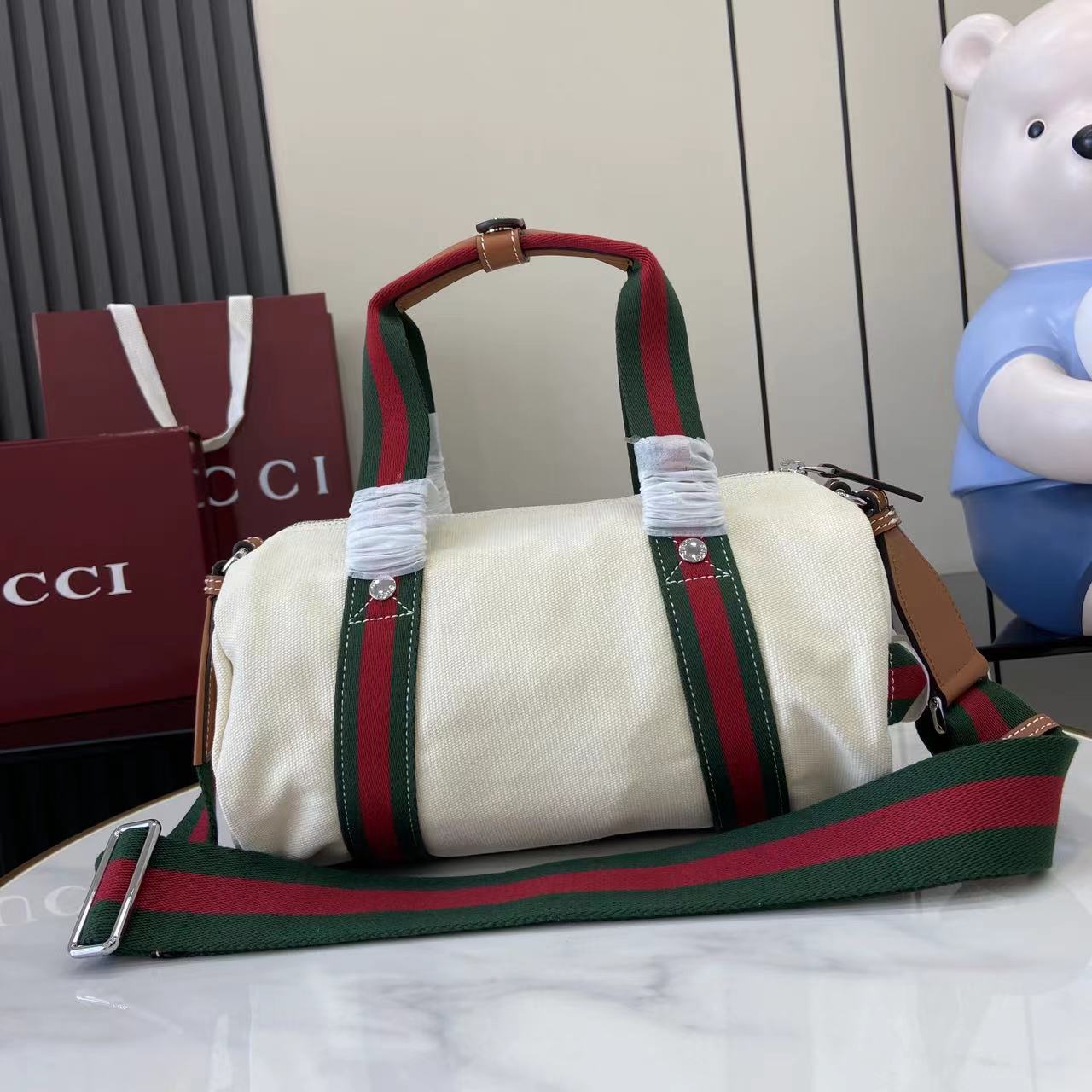 Gucci 新品以自由、活力与社群为主题 2025春夏系列焕新呈献多款旅行单品和男士包袋
