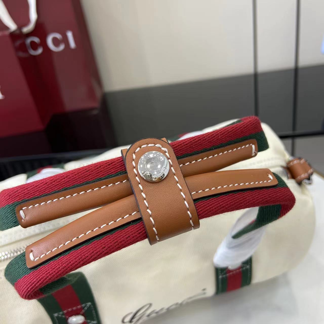 Gucci 新品以自由、活力与社群为主题 2025春夏系列焕新呈献多款旅行单品和男士包袋