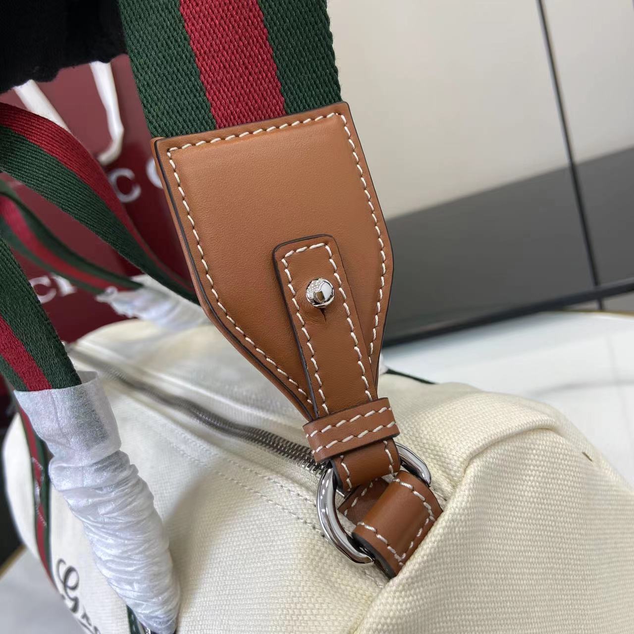 Gucci 新品以自由、活力与社群为主题 2025春夏系列焕新呈献多款旅行单品和男士包袋