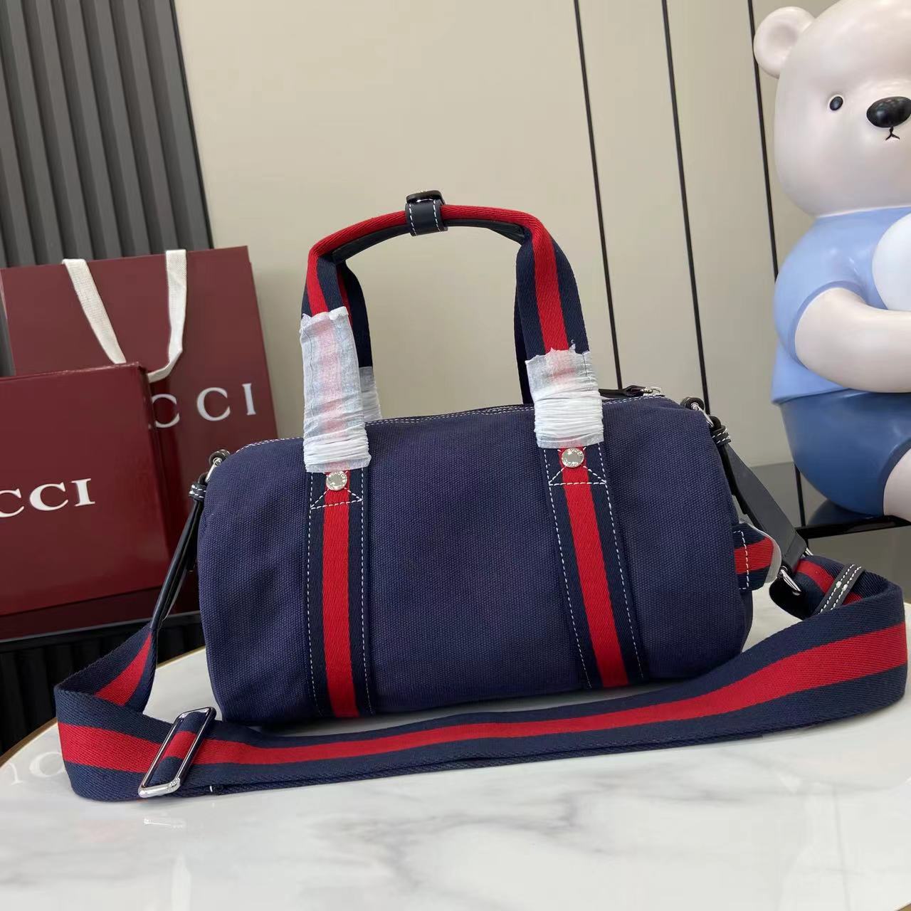 Supreme 新品以自由、活力与社群为主题 2025春夏系列焕新呈献多款旅行单品和男士包袋