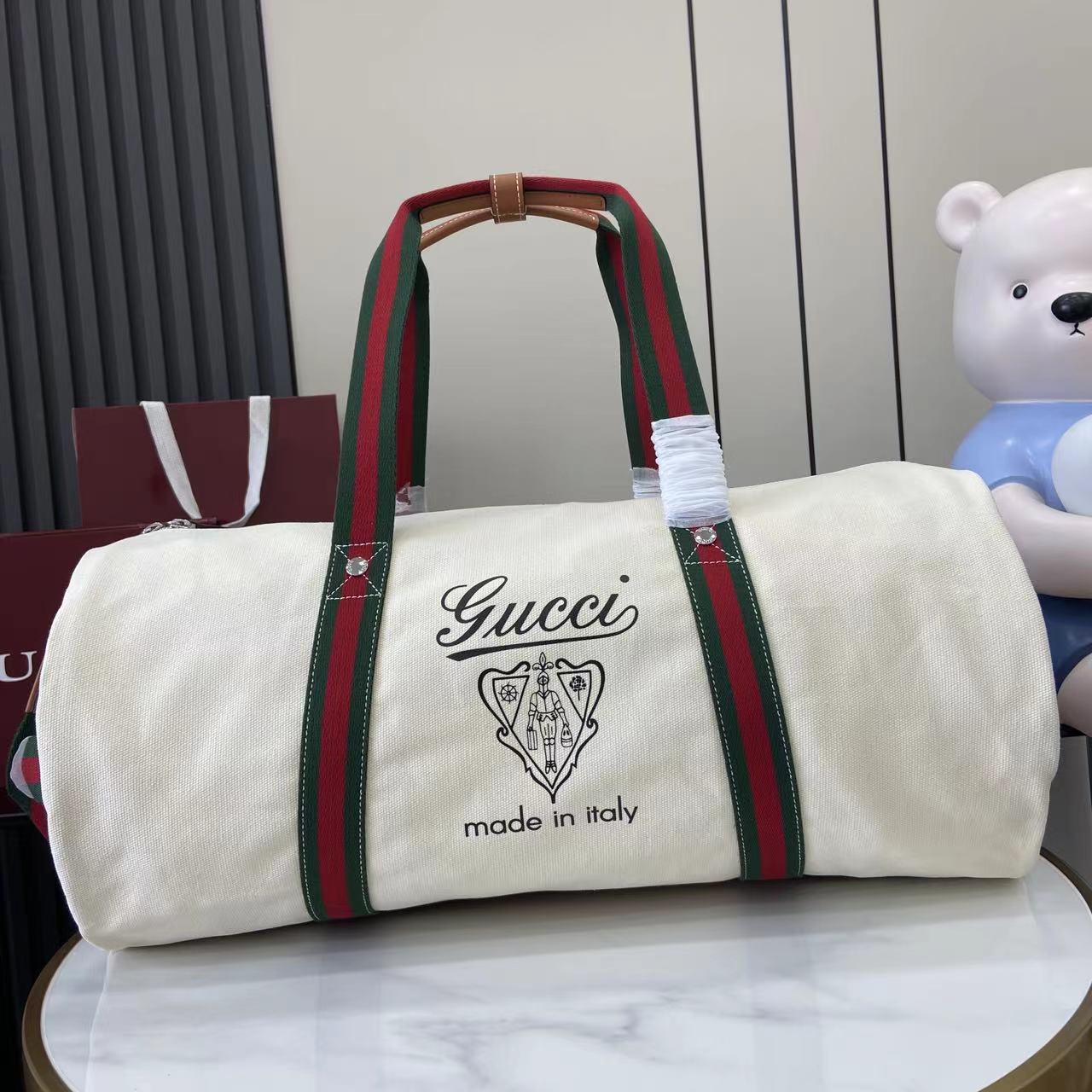 Gucci 新品以自由、活力与社群为主题 2025春夏系列焕新呈献多款旅行单品和男士包袋