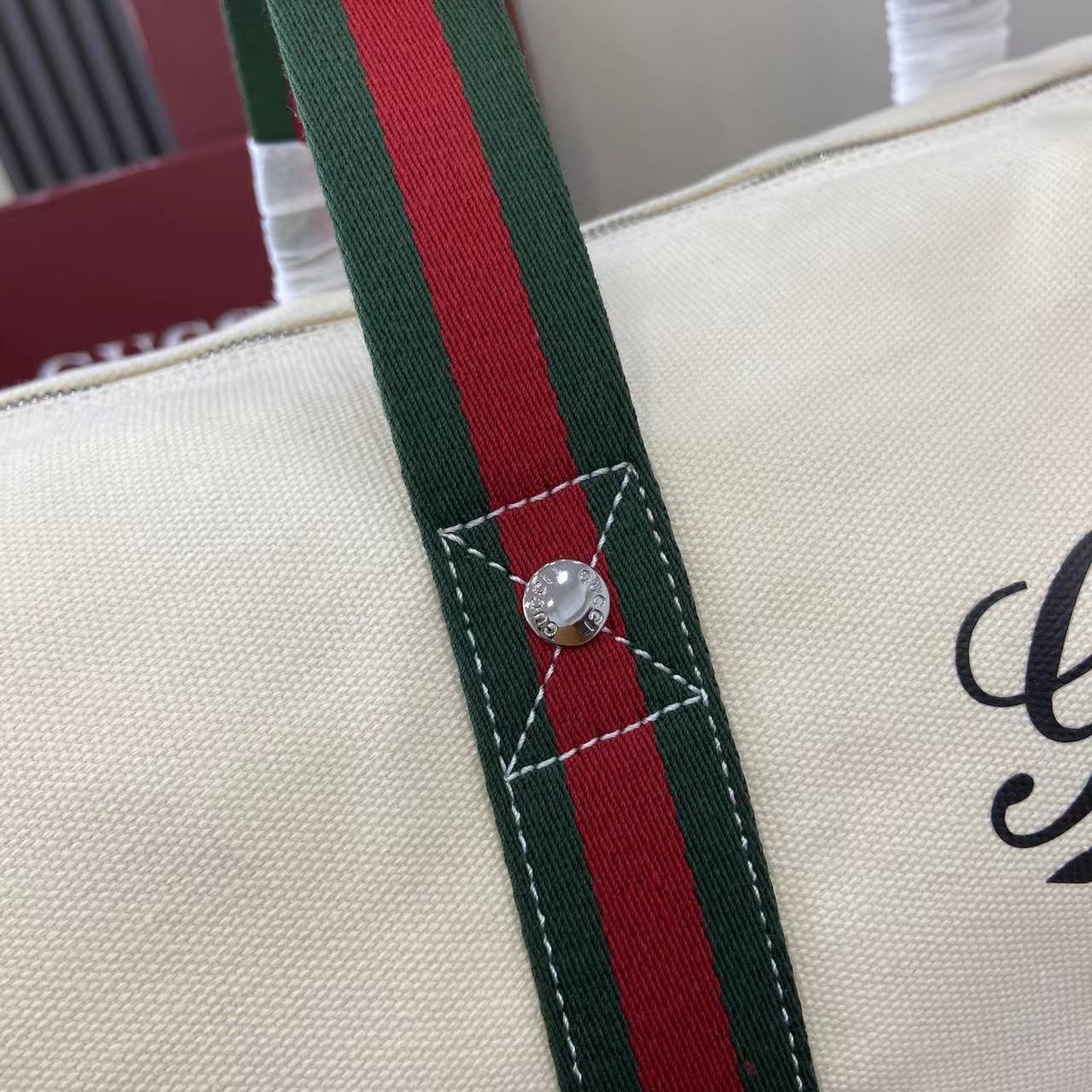 Gucci 新品以自由、活力与社群为主题 2025春夏系列焕新呈献多款旅行单品和男士包袋
