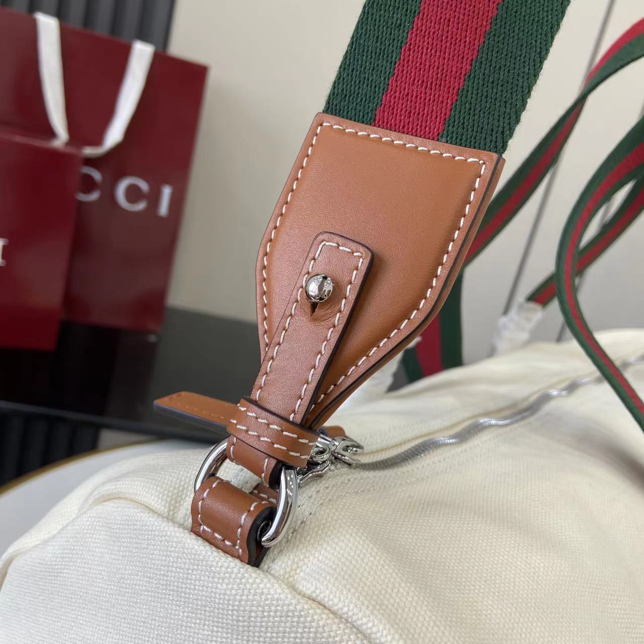 Gucci 新品以自由、活力与社群为主题 2025春夏系列焕新呈献多款旅行单品和男士包袋