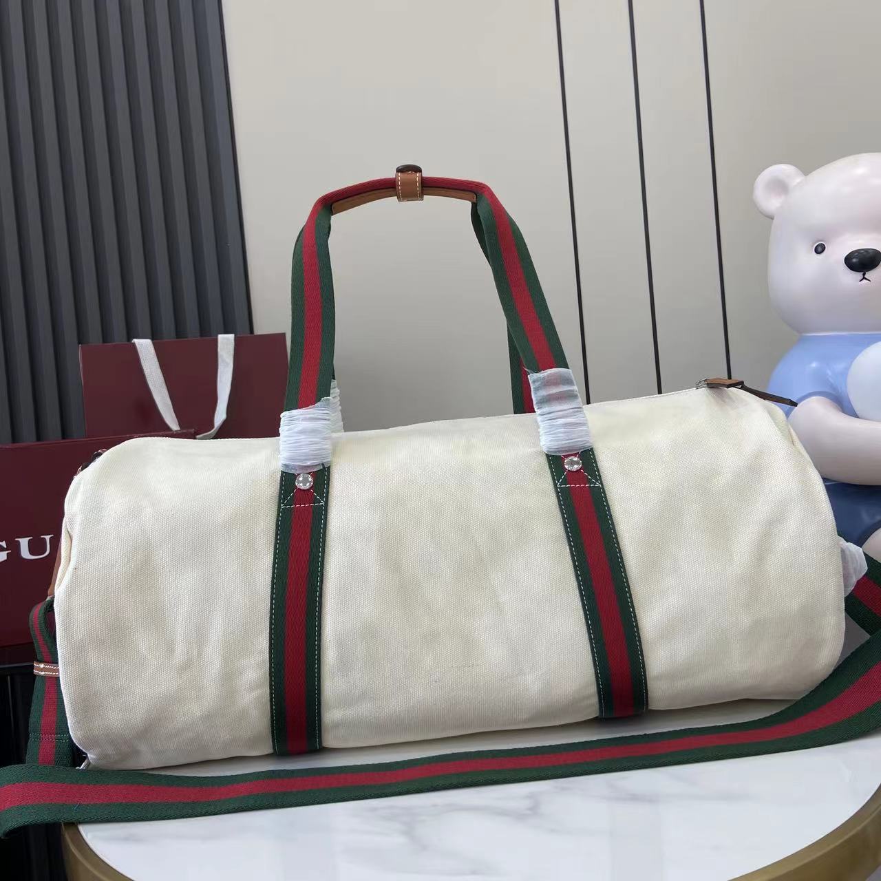 Gucci 新品以自由、活力与社群为主题 2025春夏系列焕新呈献多款旅行单品和男士包袋