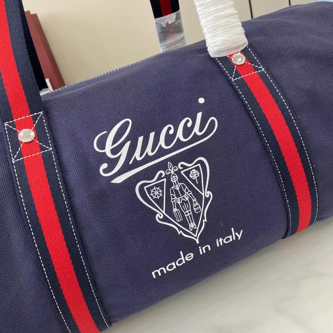 Gucci 新品以自由、活力与社群为主题 2025春夏系列焕新呈献多款旅行单品和男士包袋