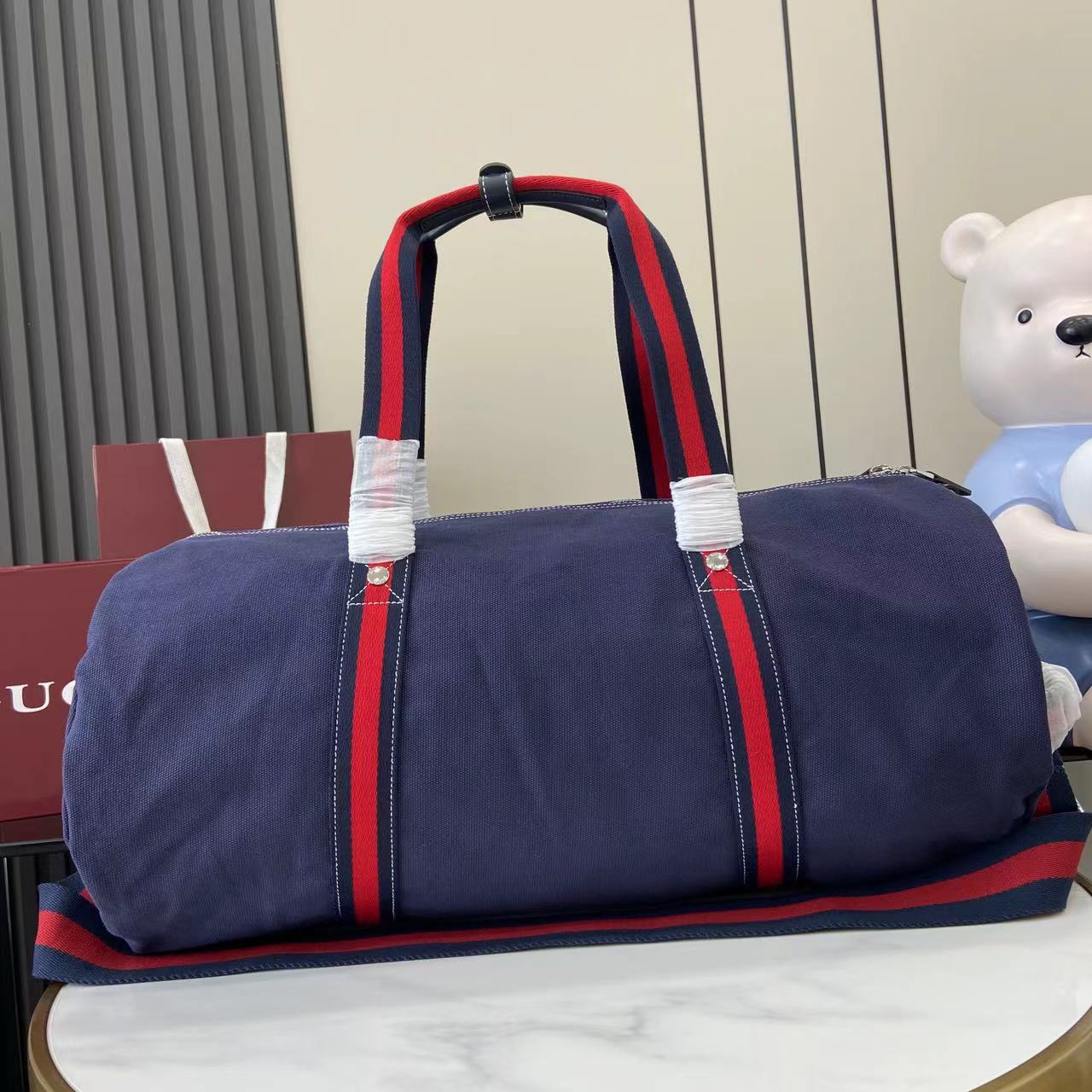 Gucci 新品以自由、活力与社群为主题 2025春夏系列焕新呈献多款旅行单品和男士包袋