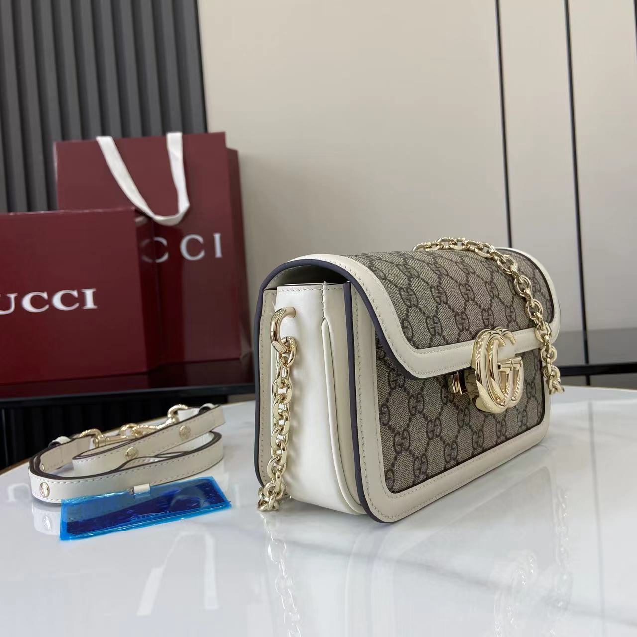 p720。《配全套原厂专柜包装》【新品】Gucci Go系列专为运动而生。这款肩背包以精致而轻盈的GG Monogram胶料匠心打造,配以雅致的链带,为2025春夏系列再添亮眼力作。其包内格局也非常实用,后侧设有一个可拆卸镜子。
啡色GG Monogram PVC
白色皮革滚边
浅金色调配件
米色棉麻混纺衬里
内部:三个主隔层、一个拉链袋
外部:后侧设可拆卸镜子
链带(21厘米高);可拆卸可调节肩带(27厘米高);长度可在64厘米与103厘米之间调节
弹簧夹扣
型号:826761。
尺寸:21.5厘米(宽)x 14厘米(高)x 9厘米(深)
重量:约0.8千克
颜色:啡白色pvc/原厂皮。
意大利创作