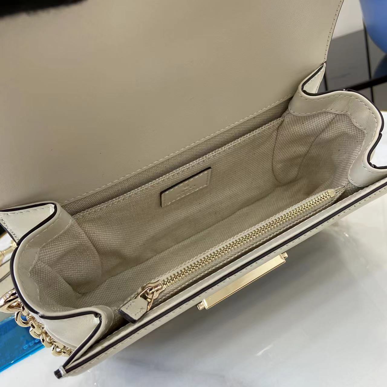 p720。《配全套原厂专柜包装》【新品】Gucci Go系列专为运动而生。这款肩背包以精致而轻盈的GG Monogram胶料匠心打造,配以雅致的链带,为2025春夏系列再添亮眼力作。其包内格局也非常实用,后侧设有一个可拆卸镜子。
啡色GG Monogram PVC
白色皮革滚边
浅金色调配件
米色棉麻混纺衬里
内部:三个主隔层、一个拉链袋
外部:后侧设可拆卸镜子
链带(21厘米高);可拆卸可调节肩带(27厘米高);长度可在64厘米与103厘米之间调节
弹簧夹扣
型号:826761。
尺寸:21.5厘米(宽)x 14厘米(高)x 9厘米(深)
重量:约0.8千克
颜色:啡白色pvc/原厂皮。
意大利创作