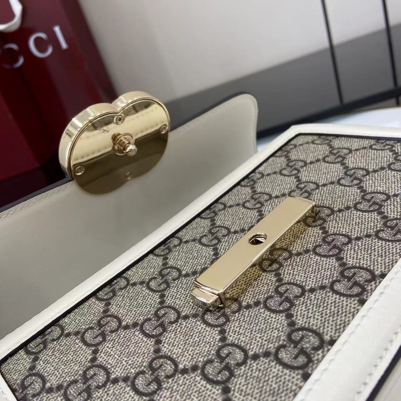 p720。《配全套原厂专柜包装》【新品】Gucci Go系列专为运动而生。这款肩背包以精致而轻盈的GG Monogram胶料匠心打造,配以雅致的链带,为2025春夏系列再添亮眼力作。其包内格局也非常实用,后侧设有一个可拆卸镜子。
啡色GG Monogram PVC
白色皮革滚边
浅金色调配件
米色棉麻混纺衬里
内部:三个主隔层、一个拉链袋
外部:后侧设可拆卸镜子
链带(21厘米高);可拆卸可调节肩带(27厘米高);长度可在64厘米与103厘米之间调节
弹簧夹扣
型号:826761。
尺寸:21.5厘米(宽)x 14厘米(高)x 9厘米(深)
重量:约0.8千克
颜色:啡白色pvc/原厂皮。
意大利创作