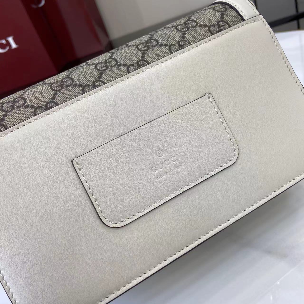 p720。《配全套原厂专柜包装》【新品】Gucci Go系列专为运动而生。这款肩背包以精致而轻盈的GG Monogram胶料匠心打造,配以雅致的链带,为2025春夏系列再添亮眼力作。其包内格局也非常实用,后侧设有一个可拆卸镜子。
啡色GG Monogram PVC
白色皮革滚边
浅金色调配件
米色棉麻混纺衬里
内部:三个主隔层、一个拉链袋
外部:后侧设可拆卸镜子
链带(21厘米高);可拆卸可调节肩带(27厘米高);长度可在64厘米与103厘米之间调节
弹簧夹扣
型号:826761。
尺寸:21.5厘米(宽)x 14厘米(高)x 9厘米(深)
重量:约0.8千克
颜色:啡白色pvc/原厂皮。
意大利创作