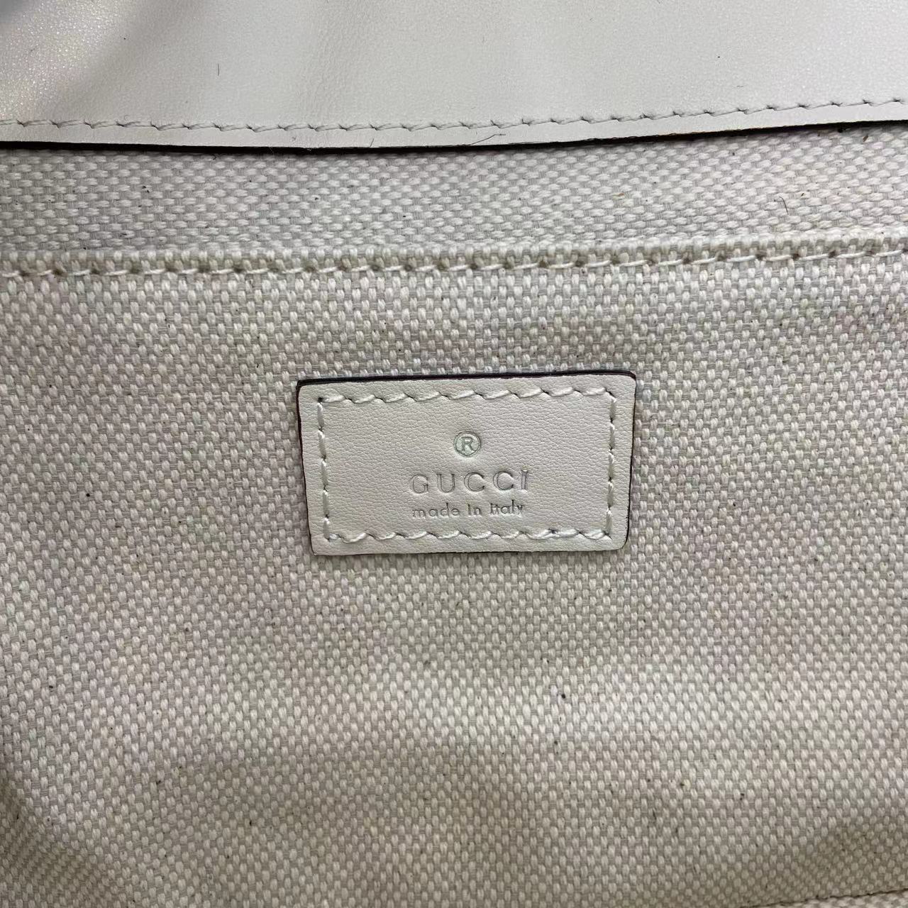 p720。《配全套原厂专柜包装》【新品】Gucci Go系列专为运动而生。这款肩背包以精致而轻盈的GG Monogram胶料匠心打造,配以雅致的链带,为2025春夏系列再添亮眼力作。其包内格局也非常实用,后侧设有一个可拆卸镜子。
啡色GG Monogram PVC
白色皮革滚边
浅金色调配件
米色棉麻混纺衬里
内部:三个主隔层、一个拉链袋
外部:后侧设可拆卸镜子
链带(21厘米高);可拆卸可调节肩带(27厘米高);长度可在64厘米与103厘米之间调节
弹簧夹扣
型号:826761。
尺寸:21.5厘米(宽)x 14厘米(高)x 9厘米(深)
重量:约0.8千克
颜色:啡白色pvc/原厂皮。
意大利创作