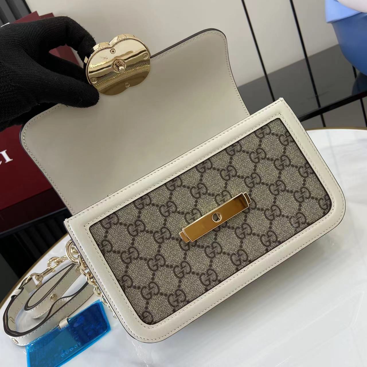 p720。《配全套原厂专柜包装》【新品】Gucci Go系列专为运动而生。这款肩背包以精致而轻盈的GG Monogram胶料匠心打造,配以雅致的链带,为2025春夏系列再添亮眼力作。其包内格局也非常实用,后侧设有一个可拆卸镜子。
啡色GG Monogram PVC
白色皮革滚边
浅金色调配件
米色棉麻混纺衬里
内部:三个主隔层、一个拉链袋
外部:后侧设可拆卸镜子
链带(21厘米高);可拆卸可调节肩带(27厘米高);长度可在64厘米与103厘米之间调节
弹簧夹扣
型号:826761。
尺寸:21.5厘米(宽)x 14厘米(高)x 9厘米(深)
重量:约0.8千克
颜色:啡白色pvc/原厂皮。
意大利创作