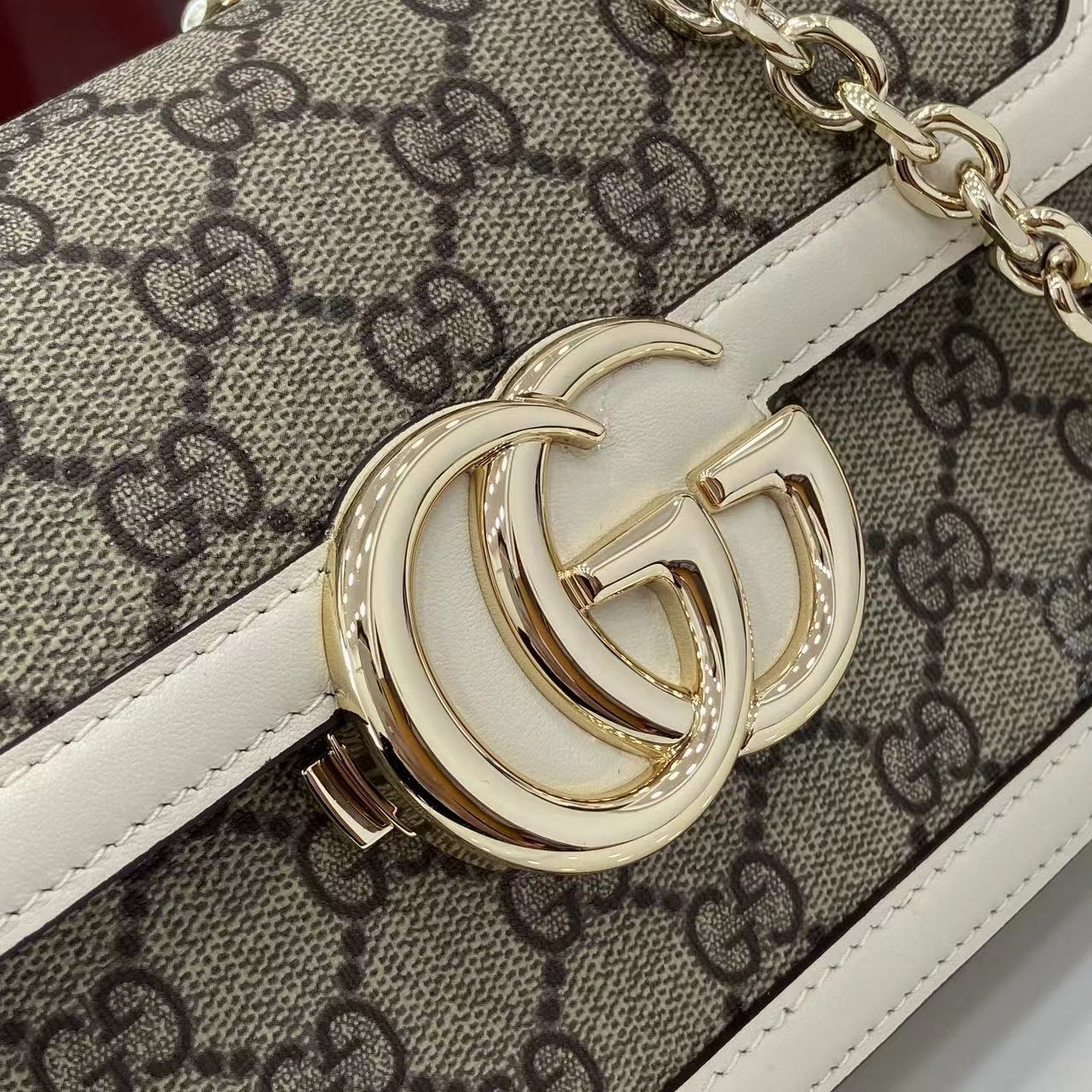 p720。《配全套原厂专柜包装》【新品】Gucci Go系列专为运动而生。这款肩背包以精致而轻盈的GG Monogram胶料匠心打造,配以雅致的链带,为2025春夏系列再添亮眼力作。其包内格局也非常实用,后侧设有一个可拆卸镜子。
啡色GG Monogram PVC
白色皮革滚边
浅金色调配件
米色棉麻混纺衬里
内部:三个主隔层、一个拉链袋
外部:后侧设可拆卸镜子
链带(21厘米高);可拆卸可调节肩带(27厘米高);长度可在64厘米与103厘米之间调节
弹簧夹扣
型号:826761。
尺寸:21.5厘米(宽)x 14厘米(高)x 9厘米(深)
重量:约0.8千克
颜色:啡白色pvc/原厂皮。
意大利创作