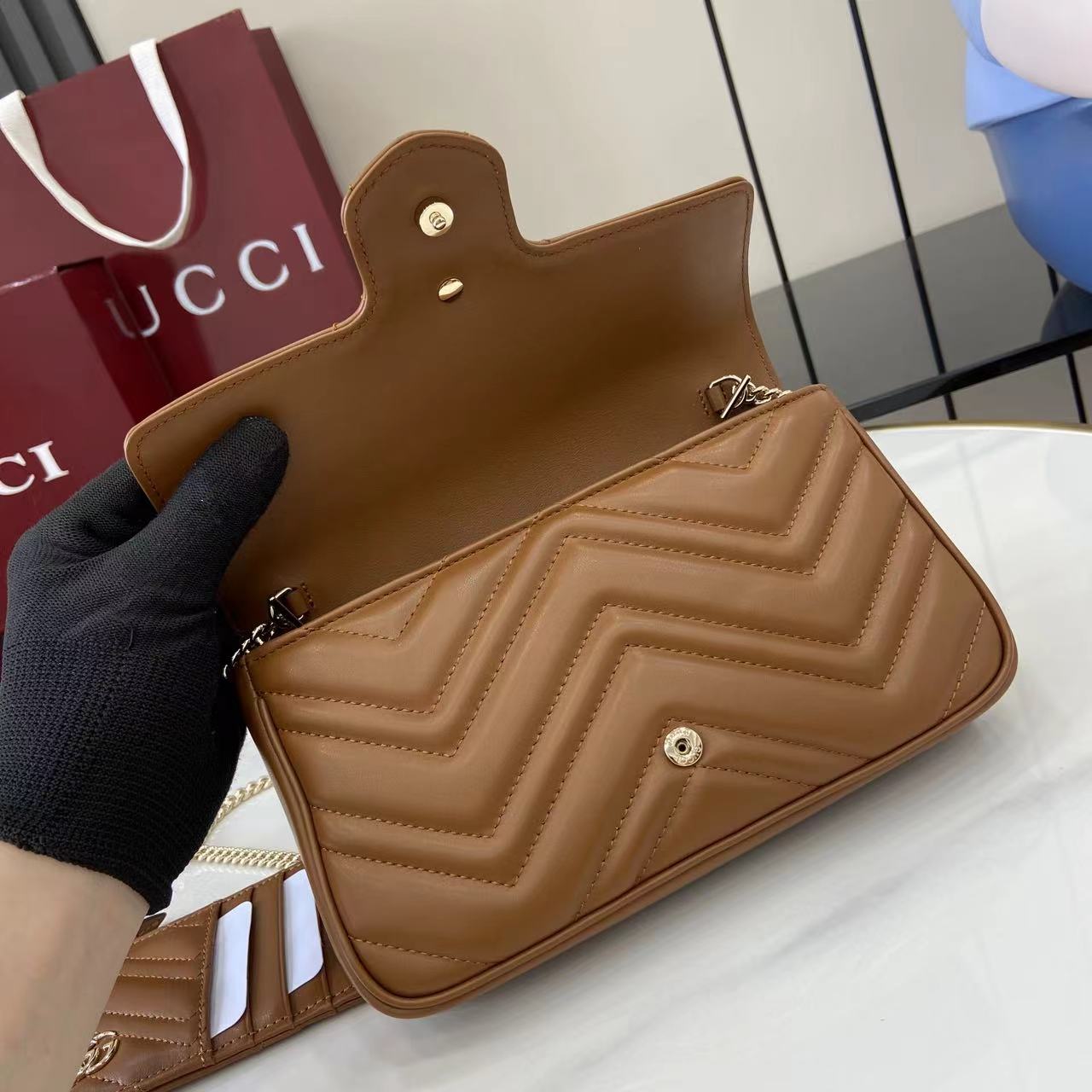 Gucci 牌标志性GG Marmont系列臻心诚献多款富有现代感的全新包袋
