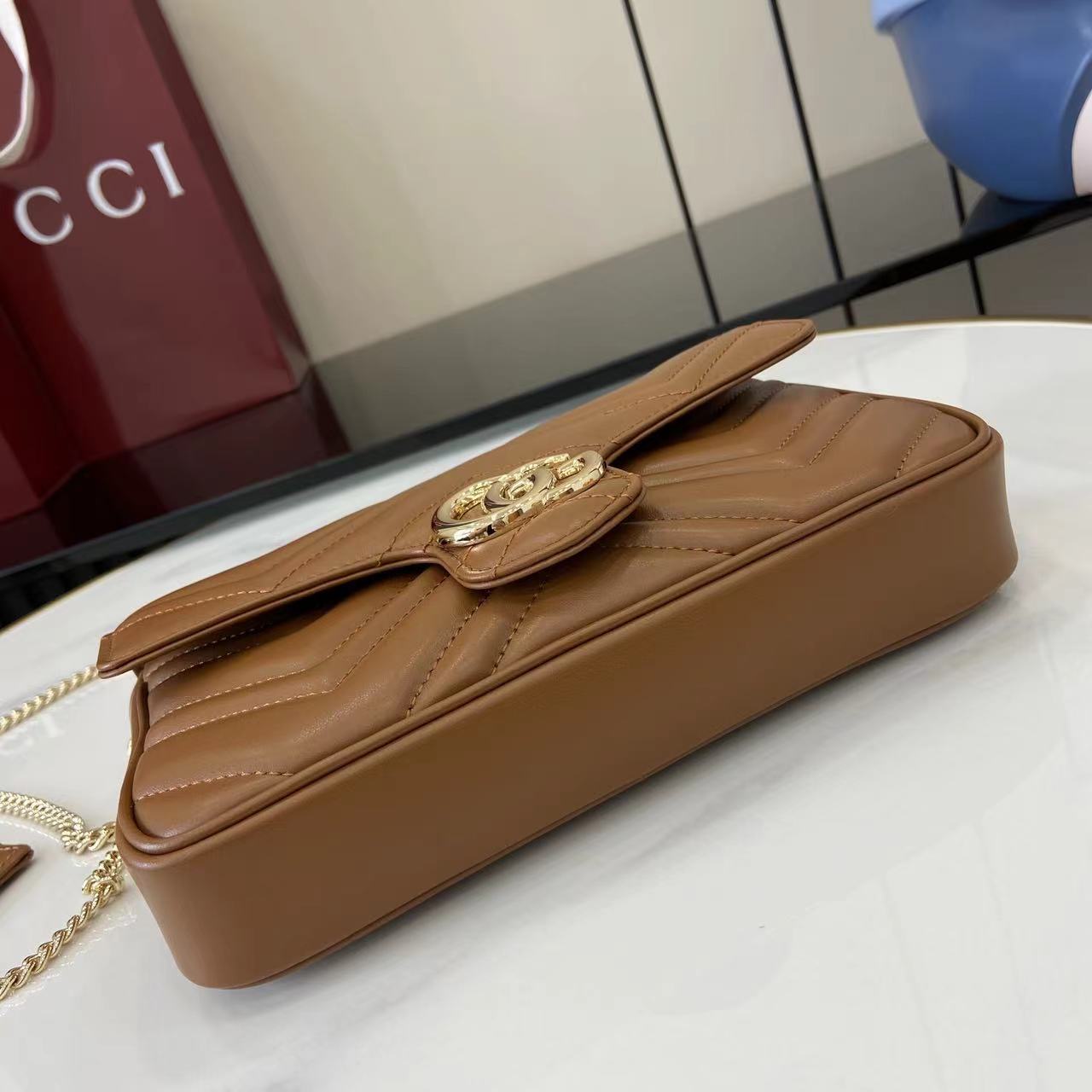 Gucci 牌标志性GG Marmont系列臻心诚献多款富有现代感的全新包袋