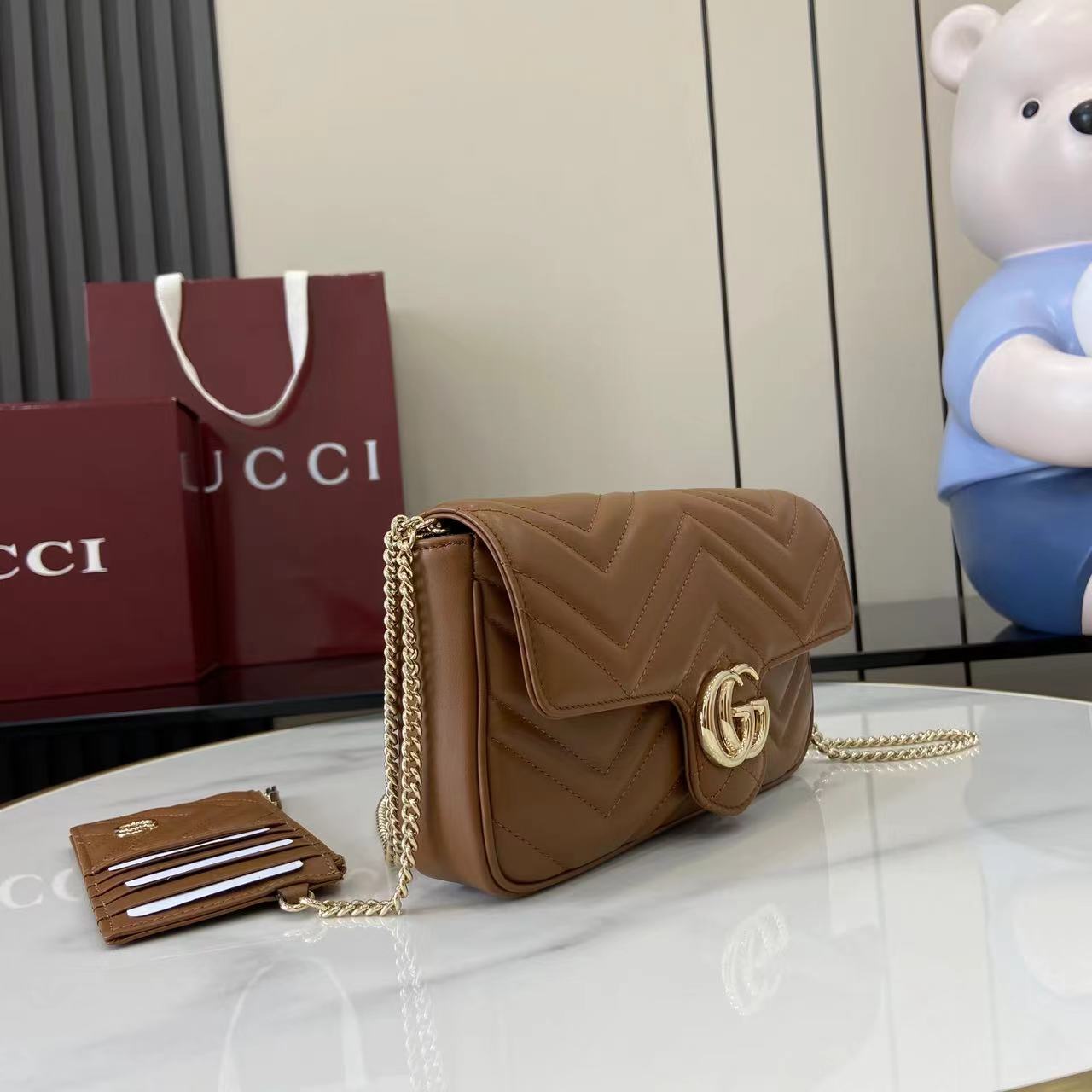 Gucci 牌标志性GG Marmont系列臻心诚献多款富有现代感的全新包袋