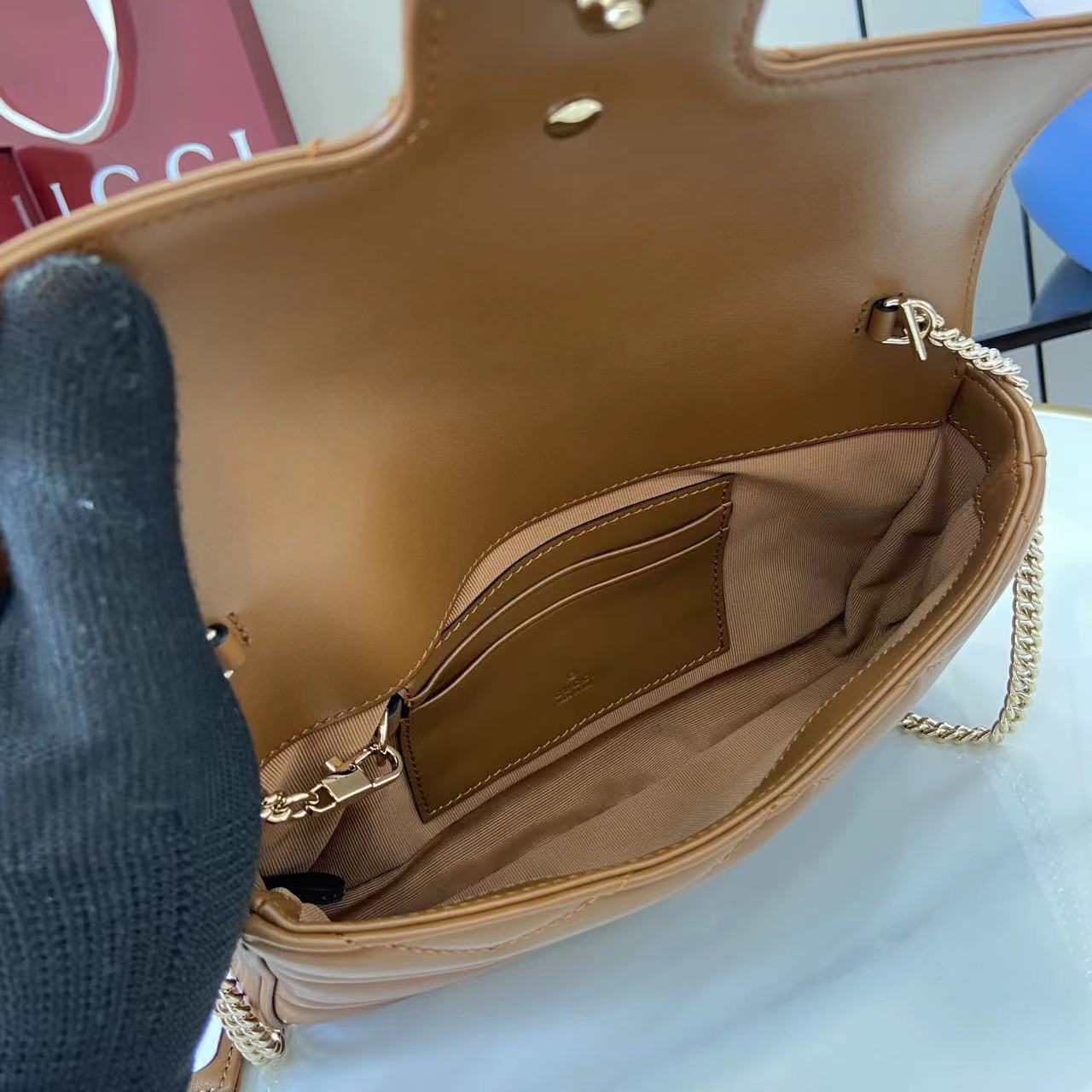 Gucci 牌标志性GG Marmont系列臻心诚献多款富有现代感的全新包袋
