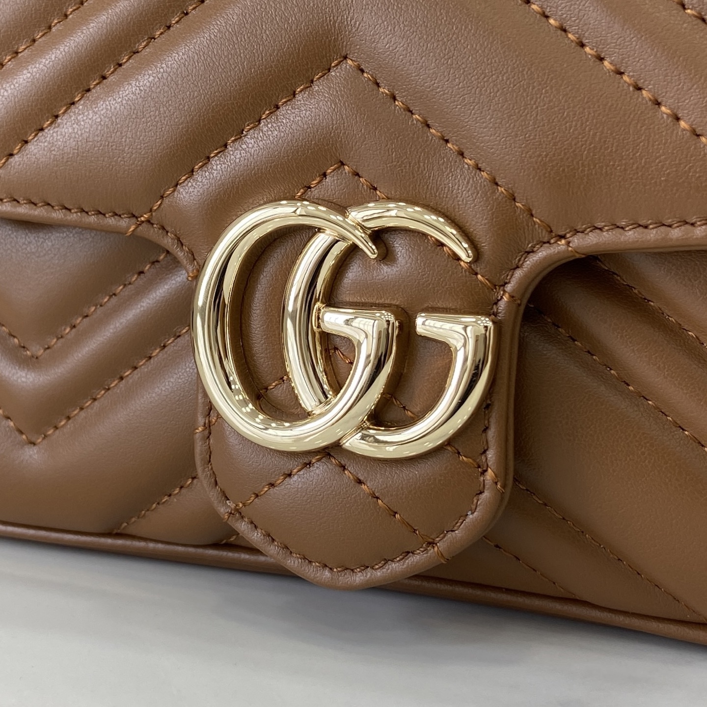 Gucci 牌标志性GG Marmont系列臻心诚献多款富有现代感的全新包袋