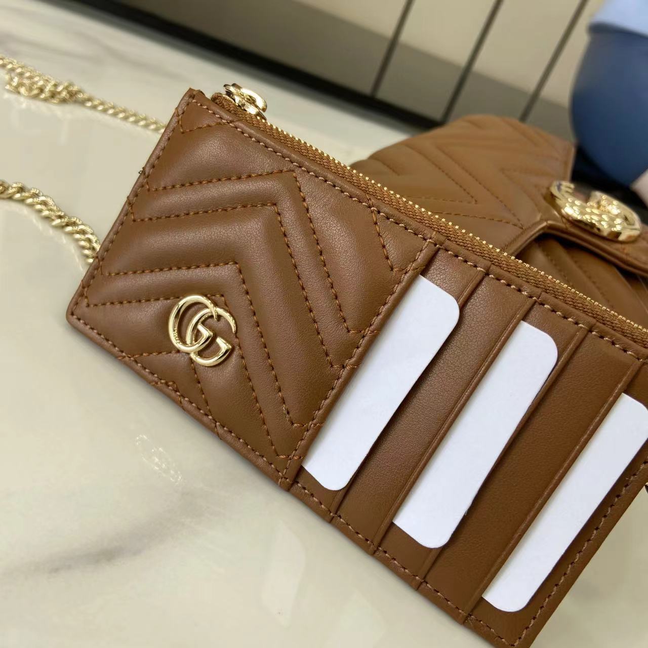 Gucci 牌标志性GG Marmont系列臻心诚献多款富有现代感的全新包袋