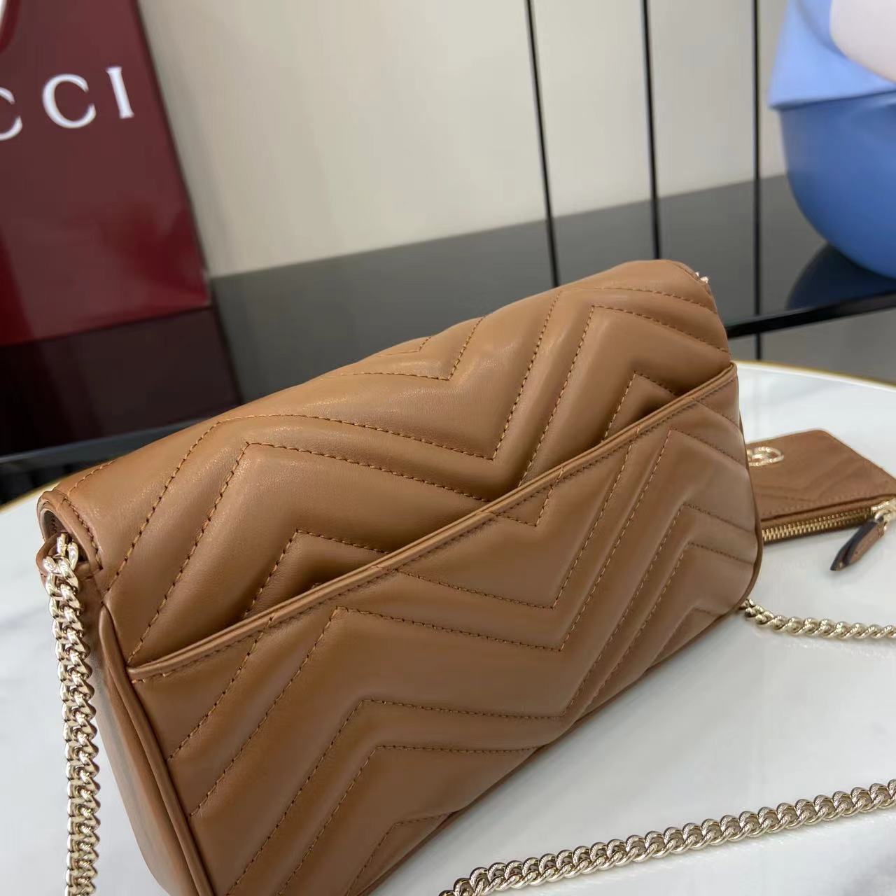 Gucci 牌标志性GG Marmont系列臻心诚献多款富有现代感的全新包袋
