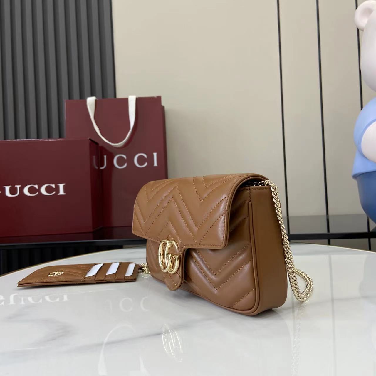 Gucci 牌标志性GG Marmont系列臻心诚献多款富有现代感的全新包袋