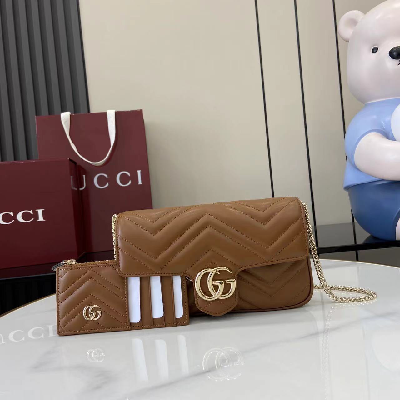 Gucci 牌标志性GG Marmont系列臻心诚献多款富有现代感的全新包袋