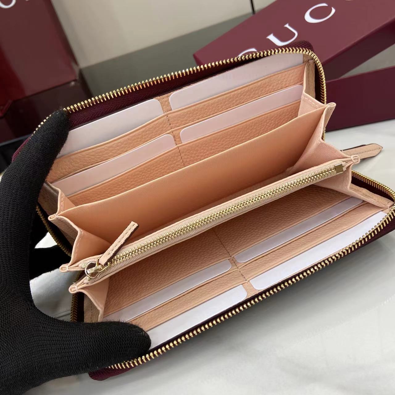 p230。《配全套原厂专柜包装》【新品】全拉链式钱包配有小号双G金属细节。采用织纹牛皮革精致而成。
安可拉红配浅粉牛皮革
金色金属配件
双G
十二个卡片隔层和三个钞票隔层
拉链零钱袋
全拉链开合
重量：约0.23千克
型号：456117。
尺寸：10.5厘米（长）x 19厘米（宽）x 2厘米（厚）
颜色：安可拉红/浅粉。
意大利创作