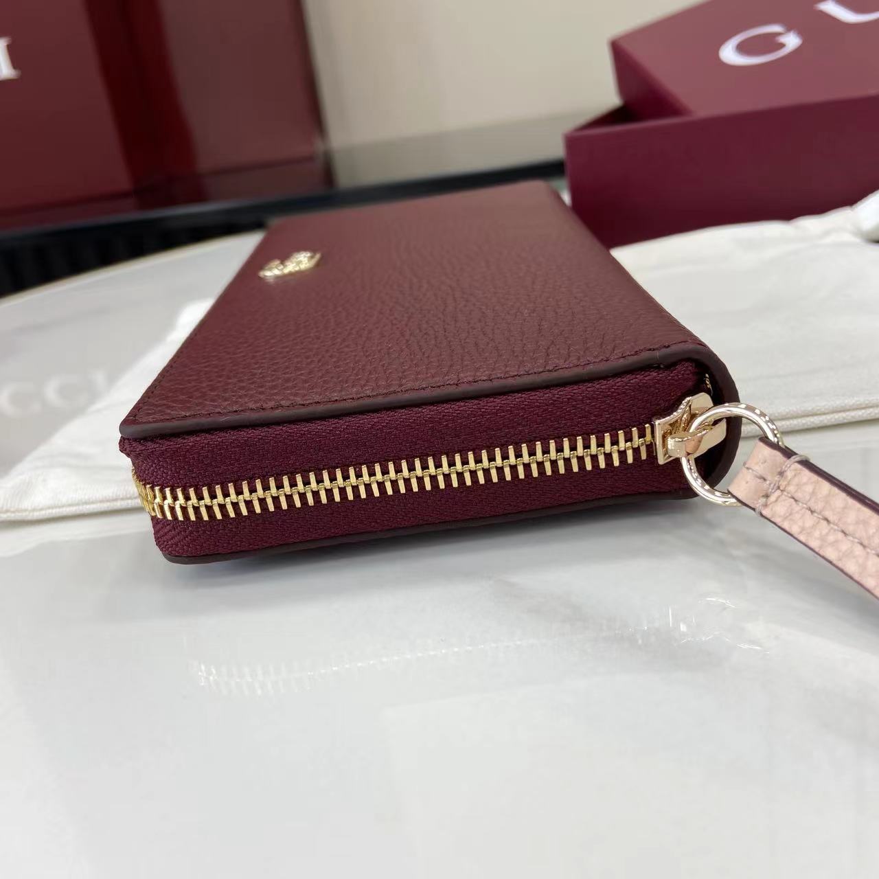 p230。《配全套原厂专柜包装》【新品】全拉链式钱包配有小号双G金属细节。采用织纹牛皮革精致而成。
安可拉红配浅粉牛皮革
金色金属配件
双G
十二个卡片隔层和三个钞票隔层
拉链零钱袋
全拉链开合
重量：约0.23千克
型号：456117。
尺寸：10.5厘米（长）x 19厘米（宽）x 2厘米（厚）
颜色：安可拉红/浅粉。
意大利创作