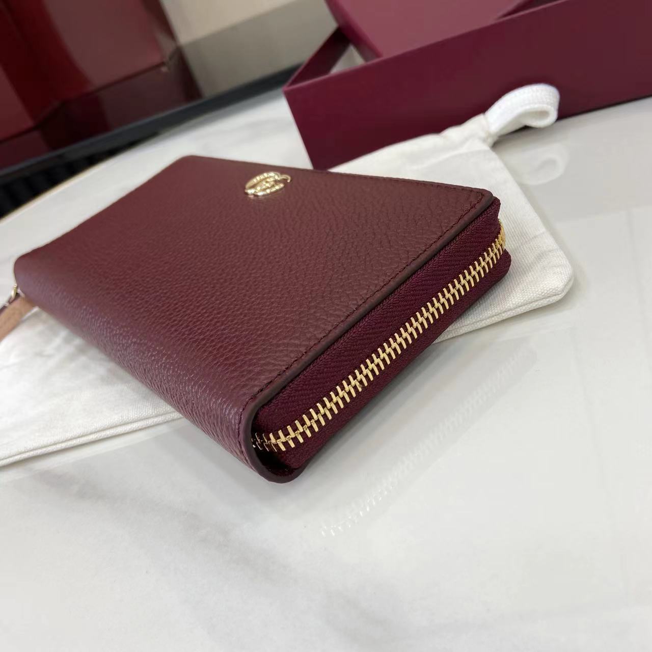 p230。《配全套原厂专柜包装》【新品】全拉链式钱包配有小号双G金属细节。采用织纹牛皮革精致而成。
安可拉红配浅粉牛皮革
金色金属配件
双G
十二个卡片隔层和三个钞票隔层
拉链零钱袋
全拉链开合
重量：约0.23千克
型号：456117。
尺寸：10.5厘米（长）x 19厘米（宽）x 2厘米（厚）
颜色：安可拉红/浅粉。
意大利创作